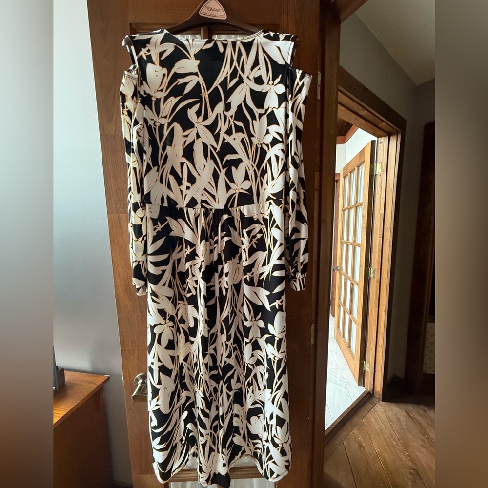 Marallis , stunning high,low tunic
With leaf pattern